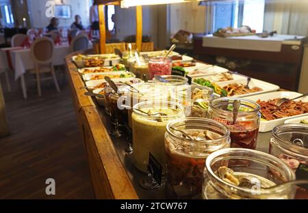 “Julbord” (cibo tradizionale svedese di natale), nella foto: Aringhe, ristorante Odinsborg, durante un mercatino di Natale, durante la domenica pomeriggio, Old Uppsala, Svezia. Foto Stock