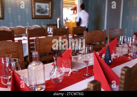 “Julbord” (cibo tradizionale svedese di natale), ristorante Odinsborg, durante un mercatino di Natale, durante la domenica pomeriggio, Old Uppsala, Svezia. Foto Stock