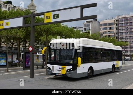 L'autobus 21 della compagnia di trasporto pubblico fiamminga "De Lijn" ti aspetta alla fermata dell'autobus di Roosevelt Square nel centro della città di Anversa Foto Stock