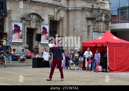 Speaker pubblico che informa e intrattiene gli spettatori durante il weekend culturale di Anversa nel centro di Anversa Foto Stock