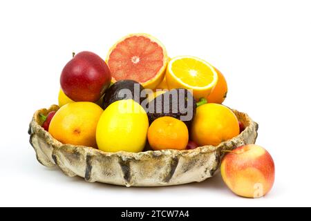 frutta fresca in un recipiente su sfondo bianco Foto Stock