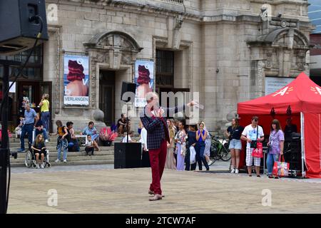 Speaker pubblico che informa e intrattiene gli spettatori durante il weekend culturale di Anversa nel centro di Anversa Foto Stock