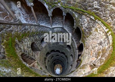 Il pozzo di iniziazione cerimoniale e la scala a chiocciola nel sistema di tunnel sotterranei presso il Palazzo Quinta da Regaleira a Sintra in Portogallo. Foto Stock