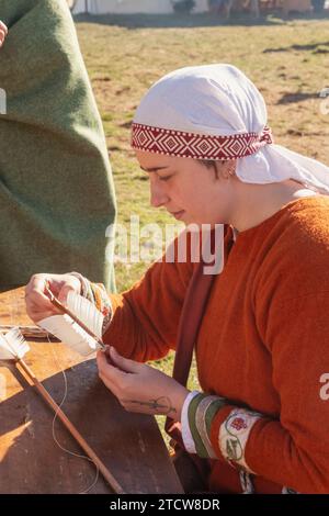 England, East Sussex, Battle, The Annual October Battle of Hastings Re-Enactment Festival, Arrow Maker Foto Stock