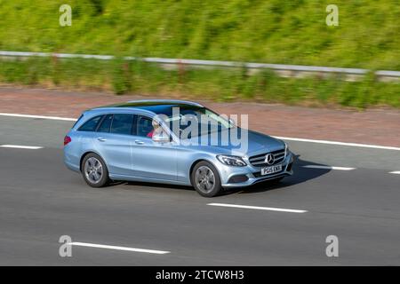 Argento polare Mercedes-Benz C200 Sport Premium Auto C200 7G-Tronic Auto Start/Stop automatico, 1991 cc, Mercedes-Benz C200 Sport Premium Auto C200 7G-Tronic, in viaggio sull'autostrada M6, Regno Unito 2015 Foto Stock