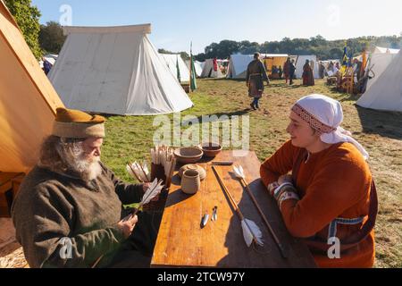 England, East Sussex, Battle, The Annual October Battle of Hastings Re-Enactment Festival, Arrow Makers Foto Stock