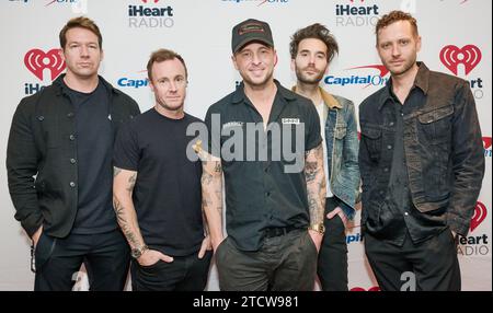 PHILADELPHIA, PA, USA - 12 DICEMBRE 2023: (L-R) Zach Filkins, Eddie Fisher, Ryan Tedder, Brian Willett e Brent Kutzle di OneRepublic. Foto Stock