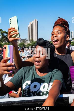 Sudafrica, città del Capo. Festeggiamenti annuali 2023 in città per dare il via alle festività natalizie. Accendere le luci natalizie della città in Adderley Street, la strada principale che attraversa il centro città. Una miriade di musicisti popolari intrattiene la folla entusiasta in una delle attrazioni principali annuali del calendario della comunità cittadina. Circa 80.000 persone si insinuano nella piazza della città di fronte al municipio e ad Adderley Street. Foto Stock