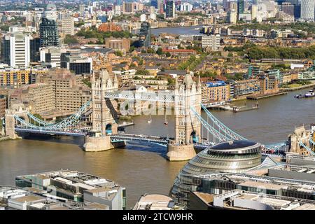 Londra, Inghilterra, Regno Unito - 22 agosto 2023: Vista aerea del Tower Bridge sul Tamigi. Foto Stock