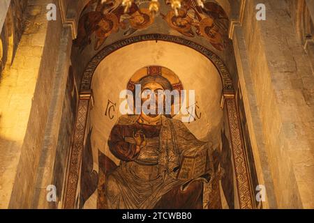 Mtskheta, Georgia. Chiudi l'immagine di Gesù Cristo sul fresco presso la parete interna della cattedrale di Svetitskhoveli del pilastro vivente, antico georgiano Foto Stock