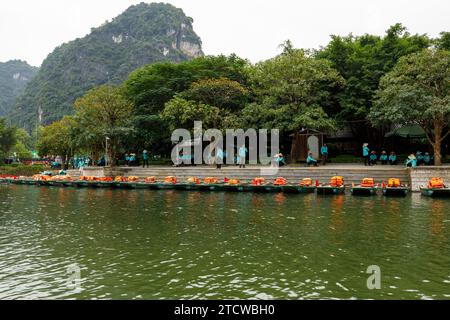 Il porto per gite in barca a Trang An, in Vietnam Foto Stock