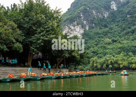 Il porto per gite in barca a Trang An, in Vietnam Foto Stock