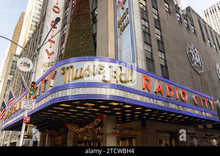 Radio City Music Hall si trova nel quartiere Manhattan di New York City e vicino al Rockefeller Center. Foto Stock