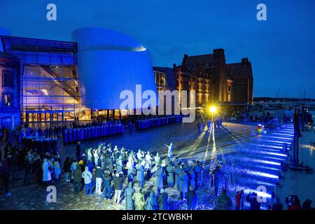 Stralsund, Germania. 14 dicembre 2023. Bundeswehr recluta durante la cerimonia di giuramento nel porto. 145 nuovi soldati della Parow Naval Academy hanno giurato. Crediti: Stefan Sauer/dpa/Alamy Live News Foto Stock