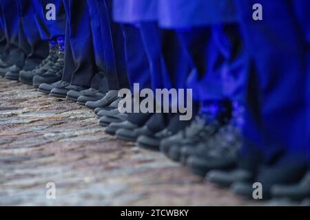 Stralsund, Germania. 14 dicembre 2023. Bundeswehr recluta in porto durante la cerimonia di giuramento. 145 nuovi soldati della Parow Naval Academy hanno giurato. Crediti: Stefan Sauer/dpa/Alamy Live News Foto Stock