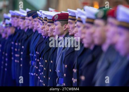 Stralsund, Germania. 14 dicembre 2023. Bundeswehr recluta in porto durante la cerimonia di giuramento. 145 nuovi soldati della Parow Naval Academy hanno giurato. Crediti: Stefan Sauer/dpa/Alamy Live News Foto Stock