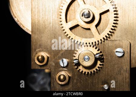 Meccanismo d'orologio vintage foto ravvicinata con messa a fuoco selettiva, ingranaggi in ottone sul retro di un orologio mantel Foto Stock