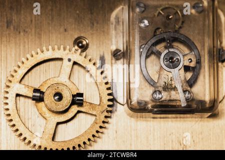 Ruota di bilanciamento dell'orologio di un mantel, foto ravvicinata Foto Stock