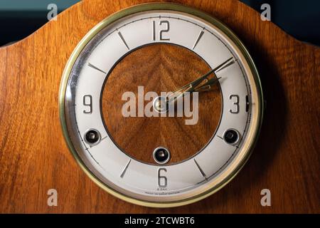 Orologio mantel vintage, foto ravvicinata, vista frontale. Quadrante bianco con numeri arabi in astuccio di legno Foto Stock