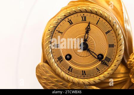 Antico orologio a campanello, foto ravvicinata, vista frontale. Quadrante orologio con numeri romani Foto Stock