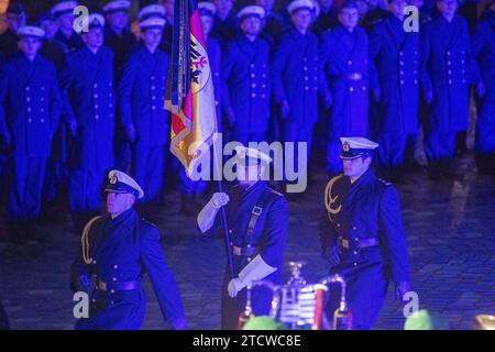 Stralsund, Germania. 14 dicembre 2023. Bundeswehr recluta durante la cerimonia di giuramento nel porto. 145 nuovi soldati della Parow Naval Academy hanno giurato. Crediti: Stefan Sauer/dpa/Alamy Live News Foto Stock