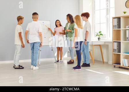 Gruppo di bambini che tengono le loro presentazioni a cura del Consiglio di amministrazione in classe Foto Stock