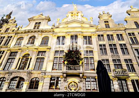 Edificio storico sulla Grand Place di Bruxelles, nel periodo natalizio Foto Stock