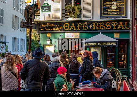Persone fuori la Bonne Franquette , un ristorante francese tradizionale a Montmartre, nel 18° arrondissement di Parigi Foto Stock