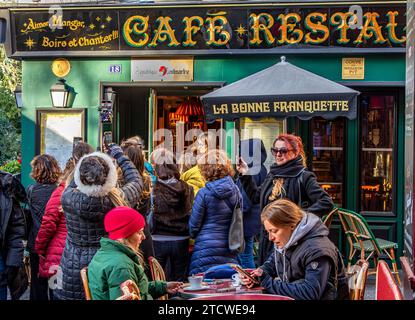 Persone fuori la Bonne Franquette , un ristorante francese tradizionale a Montmartre, nel 18° arrondissement di Parigi Foto Stock