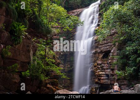 Coppia non riconosciuta che ammira le Silky Waterfall in uno stretto Jungle Canyon Foto Stock