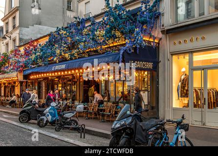 Le Sancerre in Rue des Abbesses, una brasserie francese, caffetteria a Montmartre nel 18° arrondissement di Parigi, Francia Foto Stock