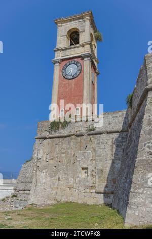 Torre dell'orologio contro il cielo blu nella fortezza di Corfù Foto Stock