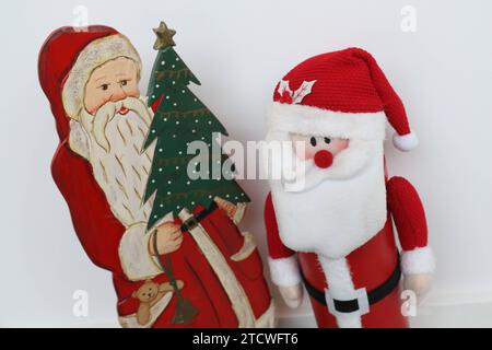 Kleine Weihnachtsmänner - buon Natale - Weihnachten - Berlino, Deutschland, GER, Germania, 11.12.2023 - Deko-Weihnachtsmänner läuten die Weihnachtszeit ein. *** Little Santas buon Natale Berlino, Germania, GER, Germania, 11 12 2023 anello decorativo Santas nel periodo natalizio Foto Stock