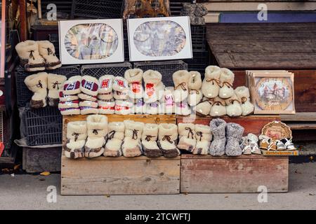 Bran, Romania – 1 novembre 2023: Bancarelle e mercati all'aperto nell'area del castello di Bran Dracula in Transilvania con prodotti rumeni. Foto Stock