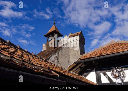 Castello di Bran Dracula tetto in tegole rosse contro il cielo blu in Romania Transilvania. Foto Stock