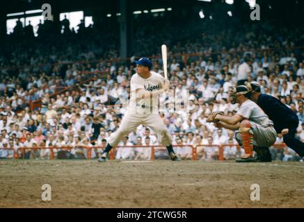 BROOKLYN, NY - GIUGNO 26: Duke Snider (1926-2011) #4 dei Brooklyn Dodgers batte durante una partita della MLB contro i St Louis Cardinals il 26 giugno 1954 all'Ebbets Field di Brooklyn, New York. (Foto di Hy Peskin) *** didascalia locale *** Duke Snider Foto Stock