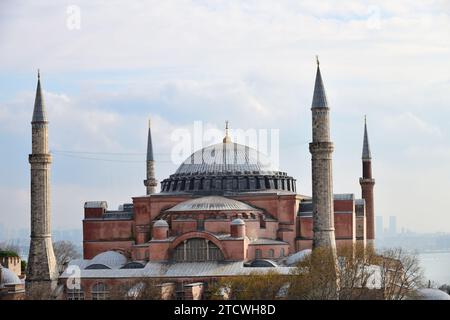 Hagia Sophia a Istanbul. Il famoso monumento di architettura bizantina. Vista dai tetti della città Foto Stock