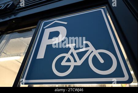 Potsdam, Germania. 14 dicembre 2023. Un cartello con il logo blu e bianco per "parcheggio biciclette" è esposto nel garage della stazione centrale. Credito: Soeren Stache/dpa/Alamy Live News Foto Stock