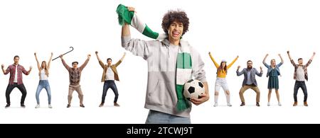 Un giovane allegro che tira con una sciarpa e il calcio davanti ad altri tifosi isolati su sfondo bianco Foto Stock