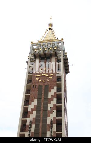 La torre dell'orologio della città sorge sulla piazza Batumi nella parte vecchia della città di Batumi. Foto Stock