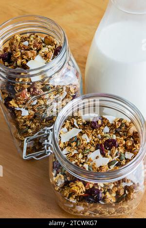 Muesli fatti in casa in aprire il vasetto di vetro sul rustico sfondo di legno Foto Stock