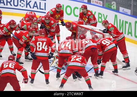 San Pietroburgo, Russia. 14 dicembre 2023. Giocatori della nazionale di hockey bielorussa, visti in azione durante la Channel One Cup (hockey su ghiaccio) tra Bielorussia e Kazakistan al Ice Sports Palace. Punteggio finale; Bielorussia 6:2 Kazakistan. (Foto di Maksim Konstantinov/SOPA Images/Sipa USA) credito: SIPA USA/Alamy Live News Foto Stock