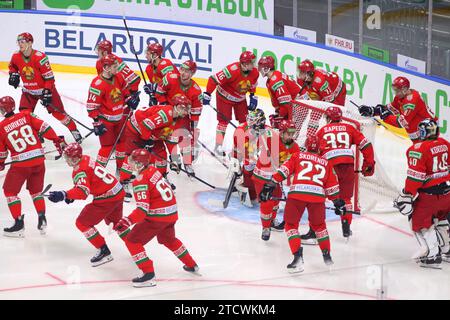 San Pietroburgo, Russia. 14 dicembre 2023. Giocatori della nazionale di hockey bielorussa, visti in azione durante la Channel One Cup (hockey su ghiaccio) tra Bielorussia e Kazakistan al Ice Sports Palace. Punteggio finale; Bielorussia 6:2 Kazakistan. (Foto di Maksim Konstantinov/SOPA Images/Sipa USA) credito: SIPA USA/Alamy Live News Foto Stock