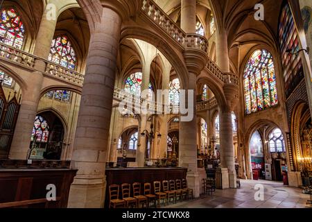 Archi a navata e vetrate colorate all'estremità est dell'abside di Saint-Étienne-du-Mont, una delle chiese più belle di Parigi, Francia Foto Stock