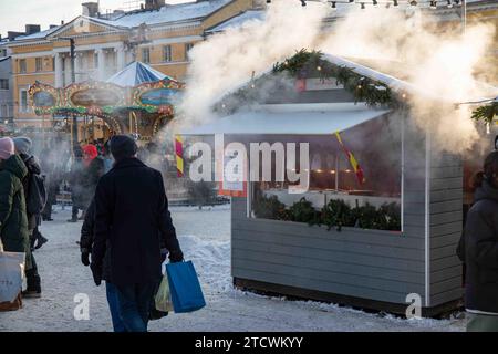 Chalet o chiosco o capanna del mercato fumante al Tuomaan Markkinat o al mercato di Natale di Helsinki in Piazza del Senato a Helsinki, Finlandia Foto Stock