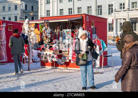 Persone sulla piazza del mercato innevata in una soleggiata giornata invernale a Helsinki, Finlandia Foto Stock