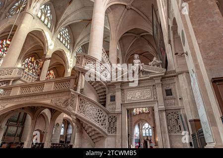 L'elaborato jubé in pietra scolpita, o schermo a corda all'interno della chiesa di Saint-Étienne-du-Mont, una delle chiese più belle di Parigi, in Francia Foto Stock