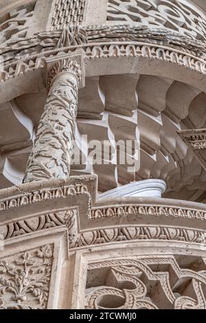 L'elaborato jubé in pietra scolpita, o schermo a corda all'interno della chiesa di Saint-Étienne-du-Mont, una delle chiese più belle di Parigi, in Francia Foto Stock