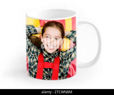 Grande tazza colorata isolata su uno sfondo bianco su cui è stampato un bambino Foto Stock