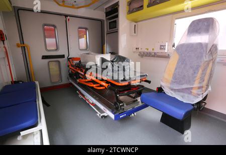 Cracow. Cracovia. Polonia. Interno dei vigili del fuoco grande ambulanza medica. Foto Stock